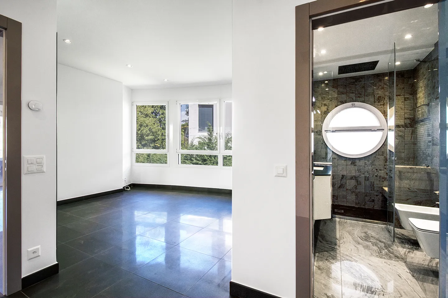 Maison jumelée exclusive qui s'intègre parfaitement dans la structure urbaine. - Photo 3 sur 10