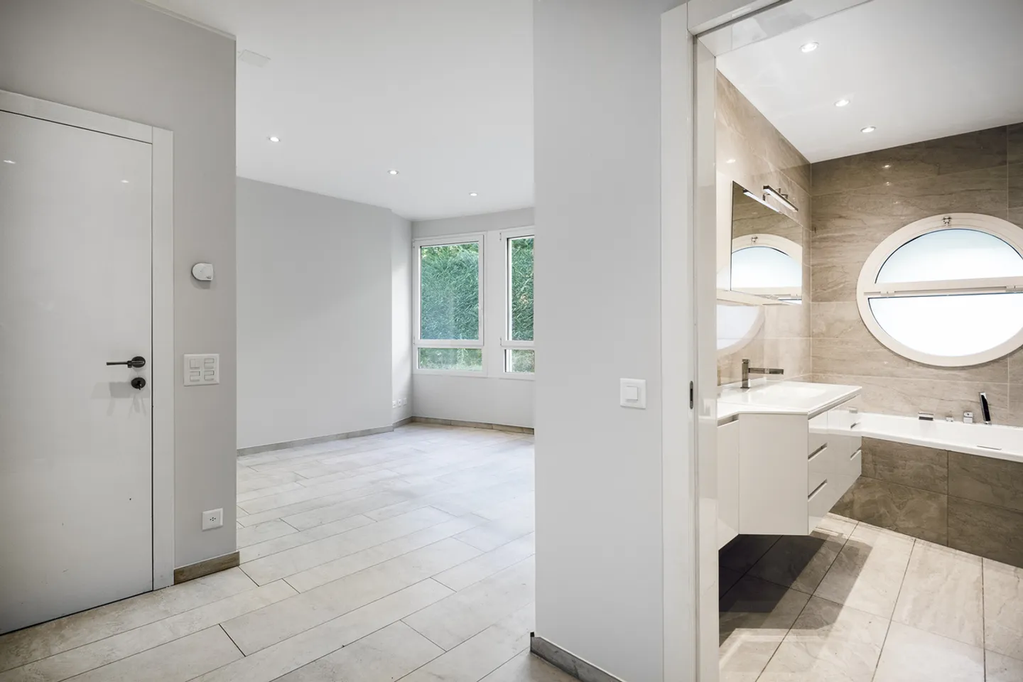 Maison jumelée exclusive qui s'intègre parfaitement dans la structure urbaine. - Photo 6 sur 10