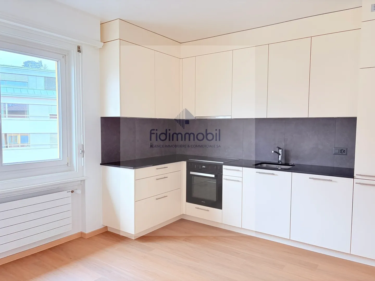 Magnificent 3-room apartment with stunning lake view - Photo 2 of 8