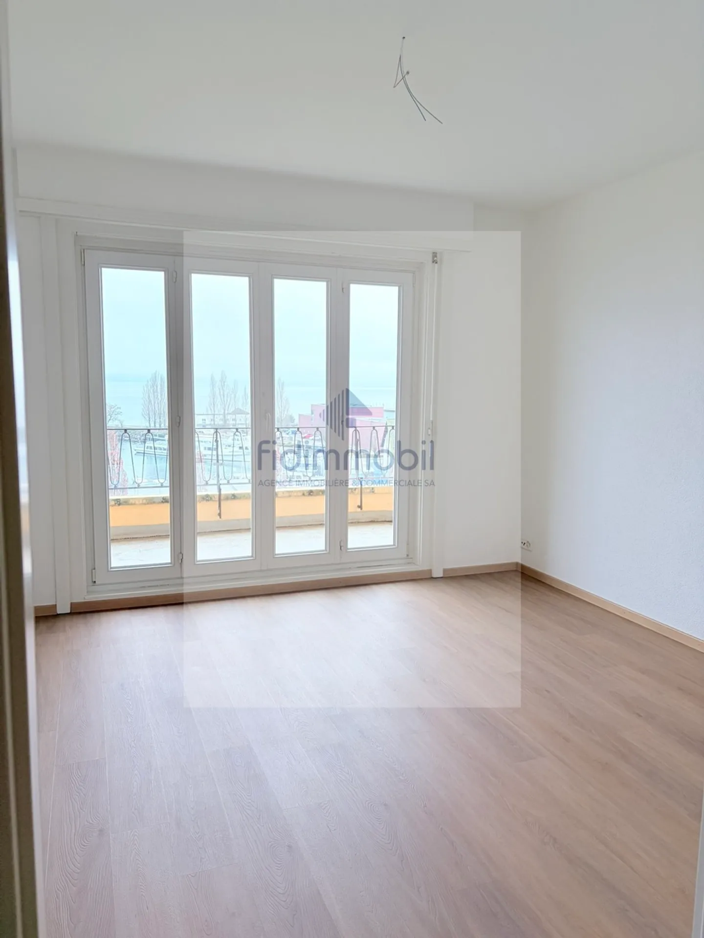 Magnificent 3-room apartment with stunning lake view - Photo 4 of 8