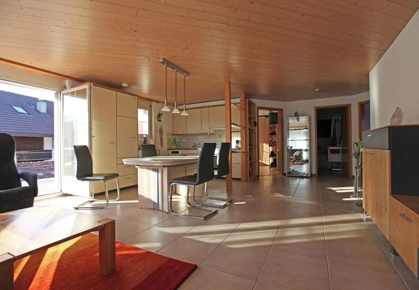 Appartamento luminoso e spazioso di 3,5 stanze con due balconi - Foto 2 di 10