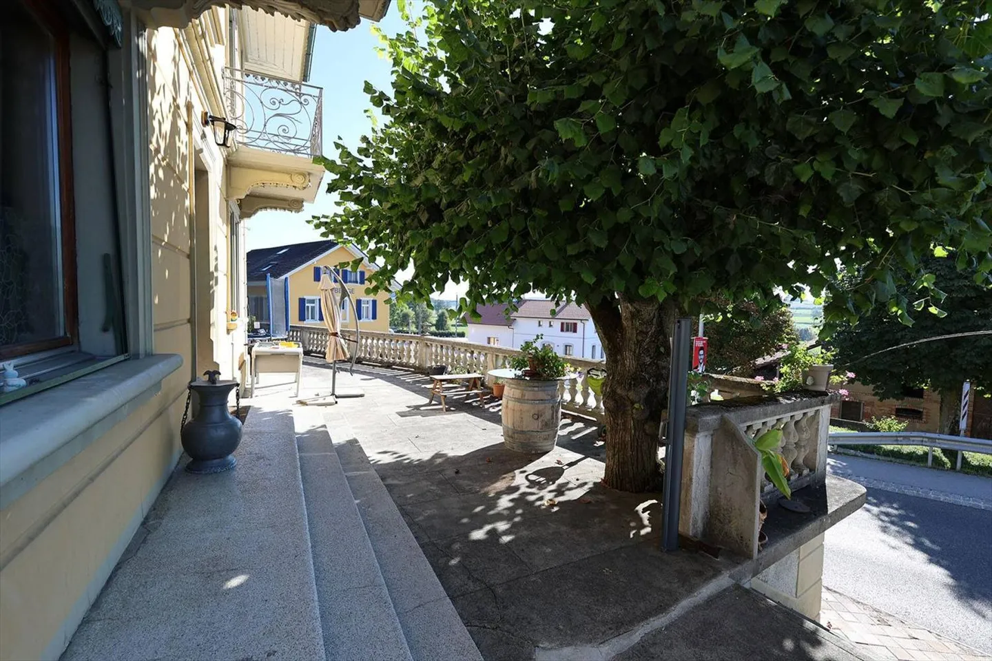 Villa indipendente di 8 stanze a Cressier FR - Foto 3 di 13