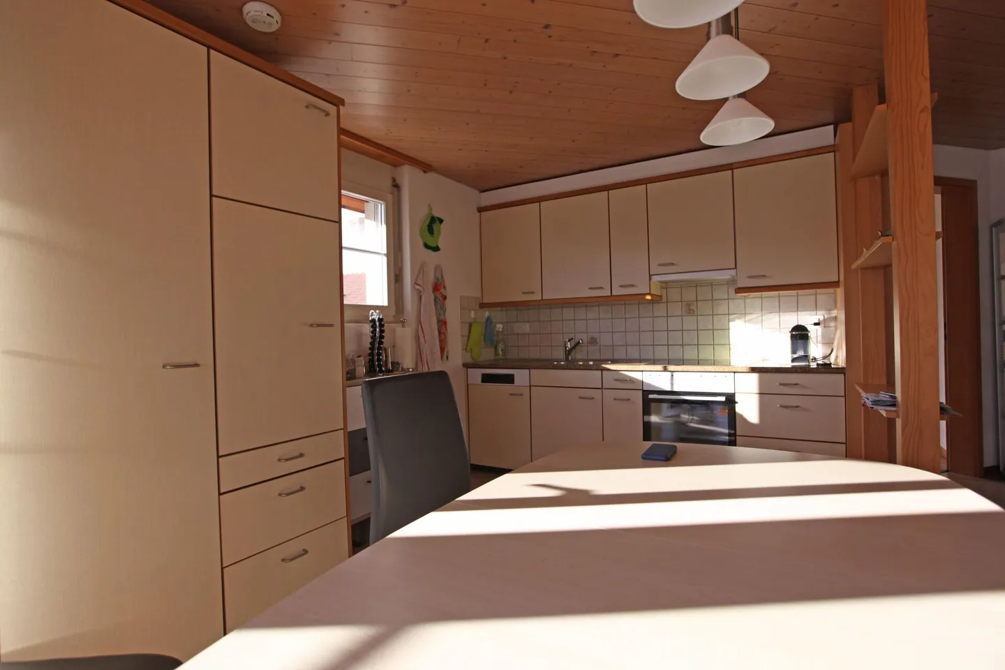 Appartamento luminoso e spazioso di 3,5 stanze con due balconi - Foto 5 di 10