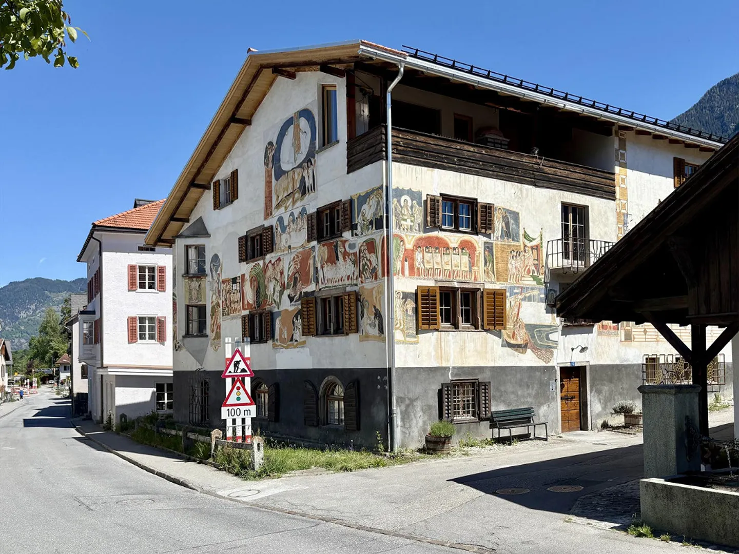 Ampio appartamento di 3,5 stanze in una casa storica a Domleschg - Foto 1 di 16