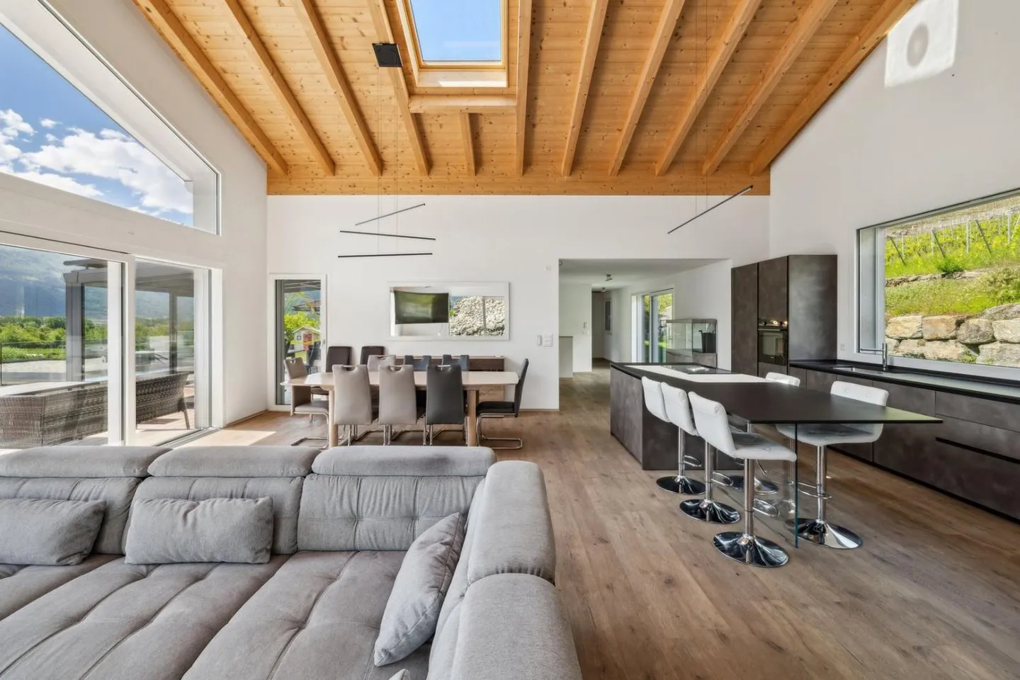 Unique! Villa with high standard and independent apartment with idyllic view - Photo 1 of 12