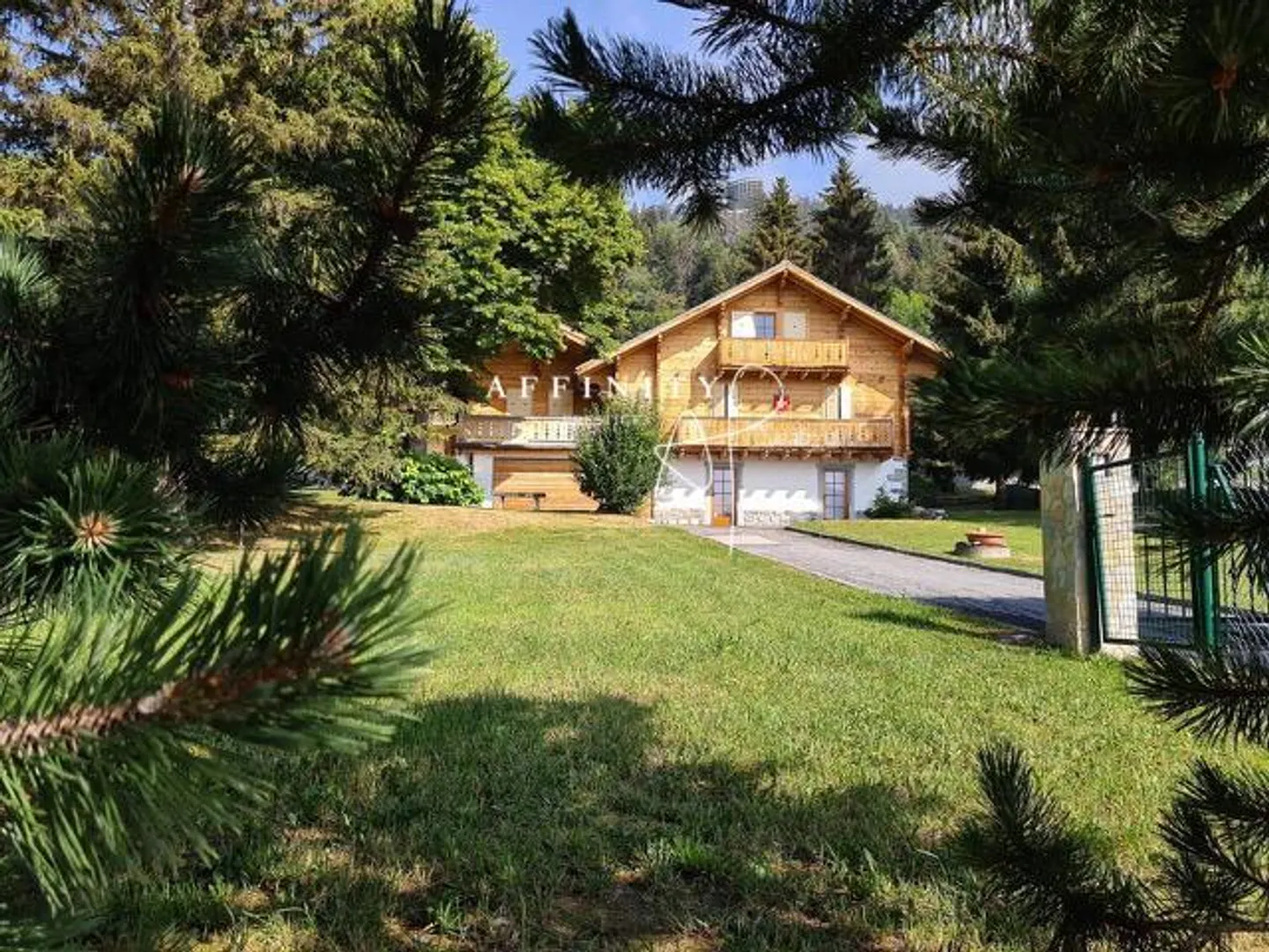 Familienchalet 260 m2 mit einer unabhängigen Wohnung in der Nähe von Crans-Montana - Foto 1 von 7