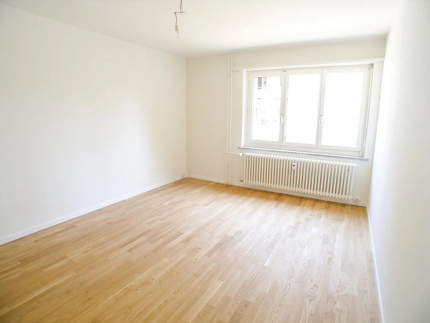 Luminoso appartamento di 3 stanze in un quartiere tranquillo - Foto 4 di 12