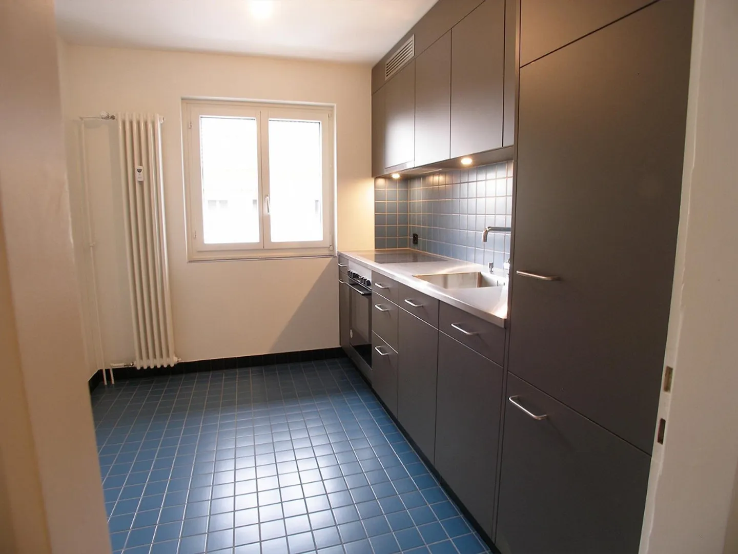 Luminoso appartamento di 3 stanze in un quartiere tranquillo - Foto 6 di 12