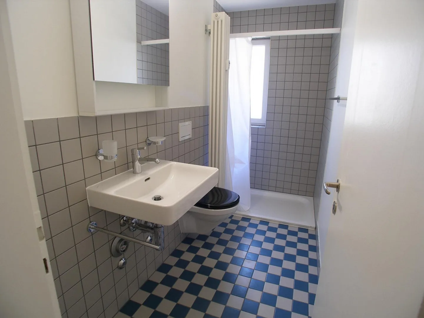 Luminoso appartamento di 3 stanze in un quartiere tranquillo - Foto 7 di 12