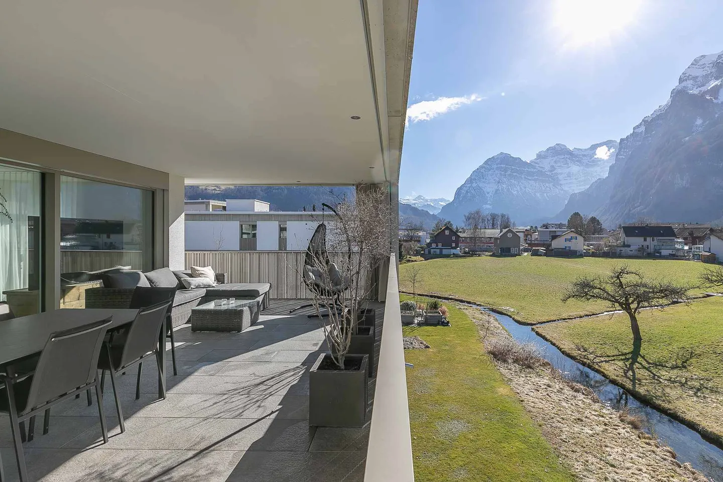 Luxurious 4.5-room penthouse on the 2nd floor with a magnificent view location - Photo 1 of 5