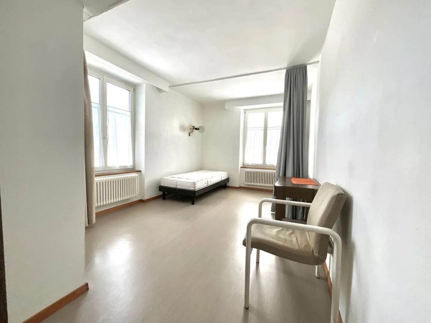 Chambre avec salle de bain privée - Photo 1 sur 3