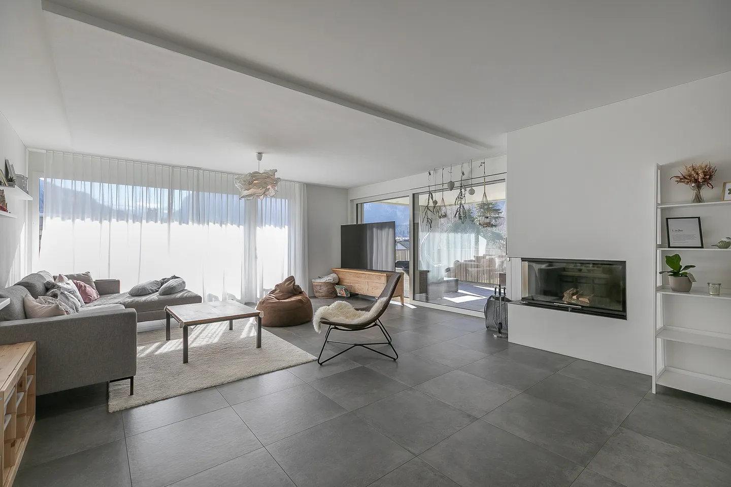 Luxurious 4.5-room penthouse on the 2nd floor with a magnificent view location - Photo 2 of 5