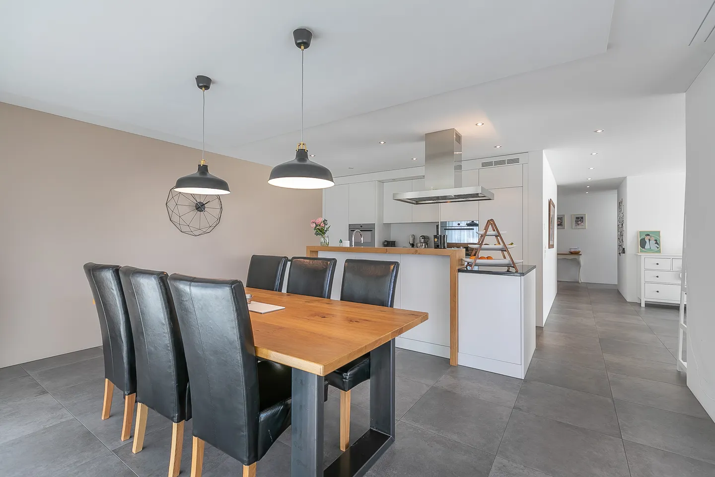 Luxurious 4.5-room penthouse on the 2nd floor with a magnificent view location - Photo 3 of 5