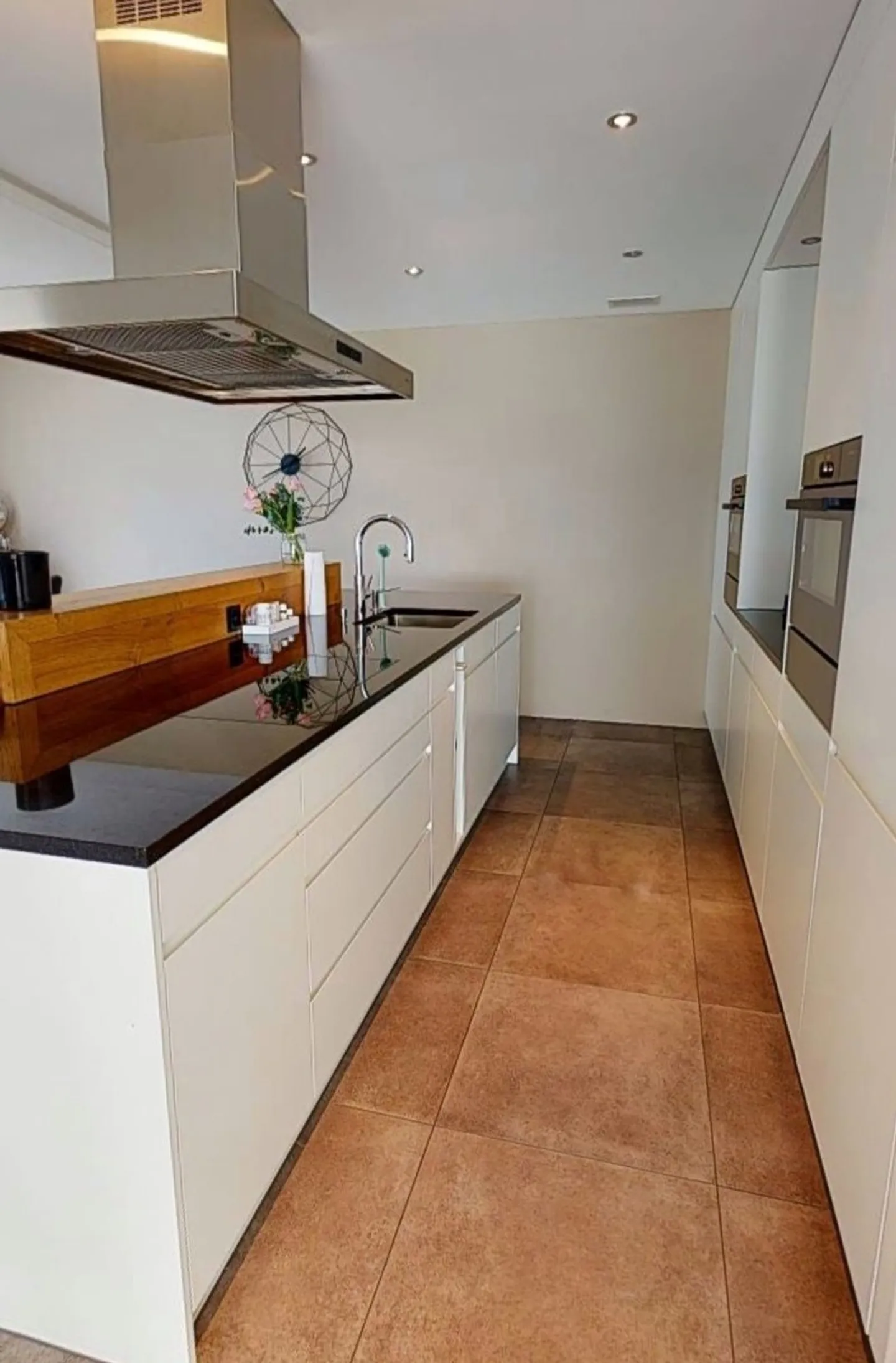 Luxurious 4.5-room penthouse on the 2nd floor with a magnificent view location - Photo 4 of 5