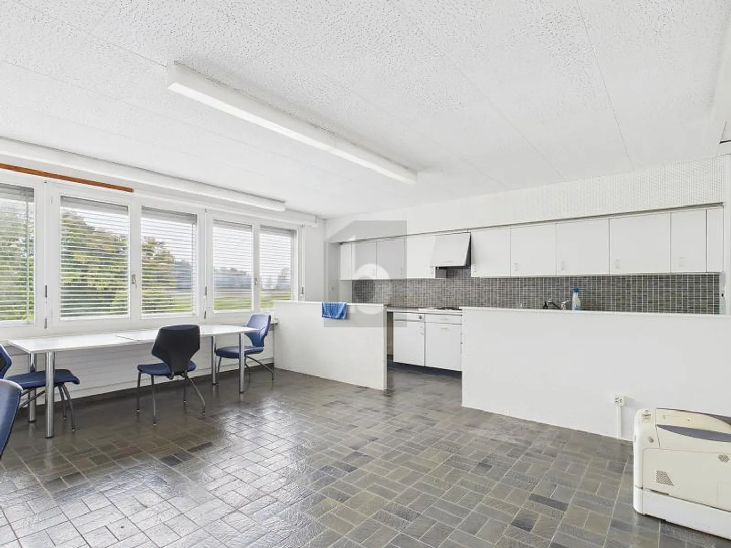 LARGE SPACE IN A GOOD LOCATION - Photo 2 of 6