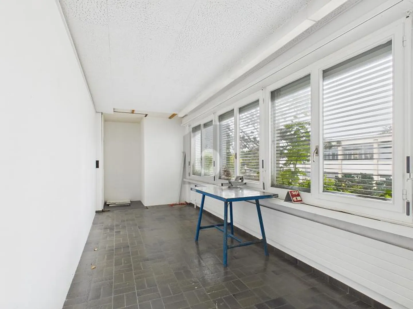 LARGE SPACE IN A GOOD LOCATION - Photo 3 of 6
