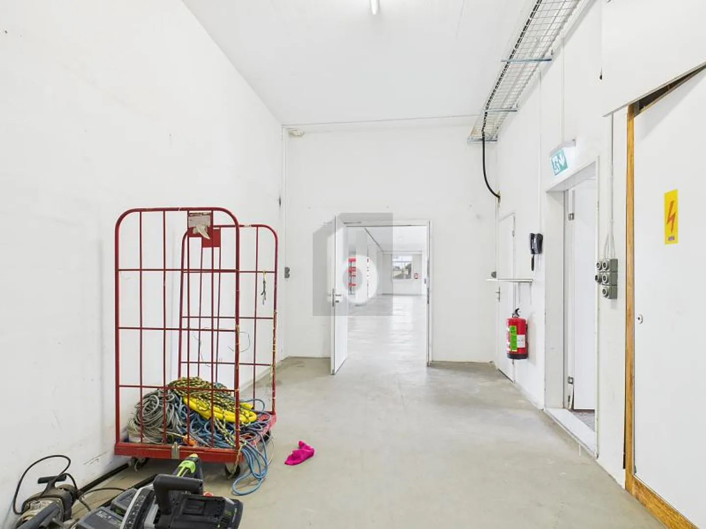 LARGE SPACE IN A GOOD LOCATION - Photo 5 of 6