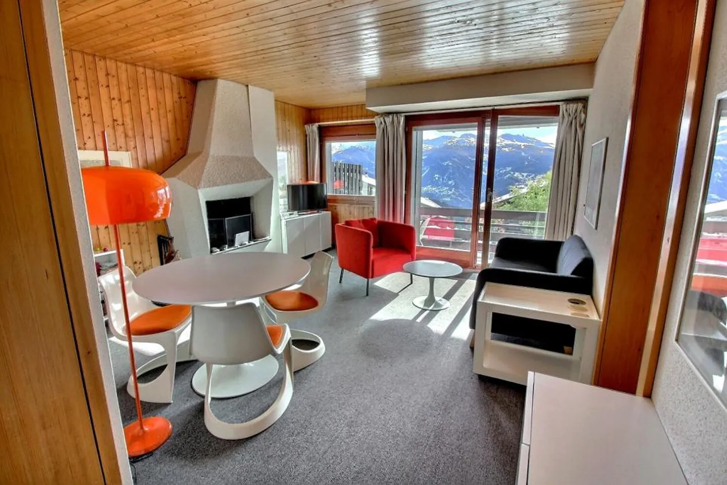 Studio for weekly rental in the pedestrian area of the village square - Photo 1 of 10