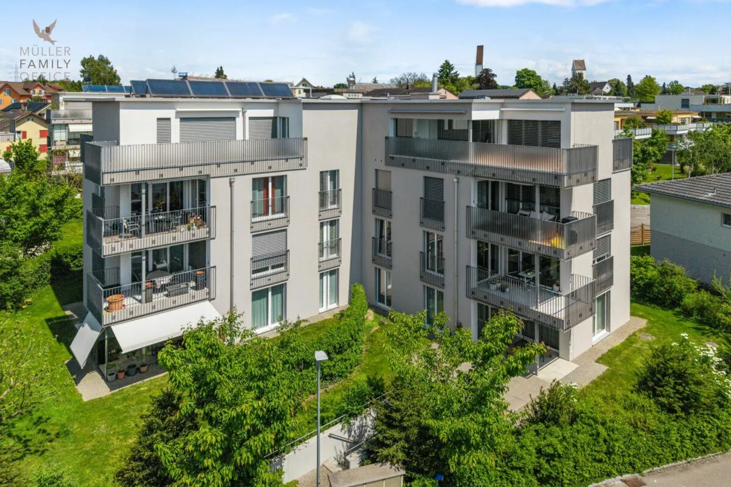 Bel et moderne appartement de 3,5 pièces proche de la ville dans un environnement verdoyant - Photo 1 sur 13