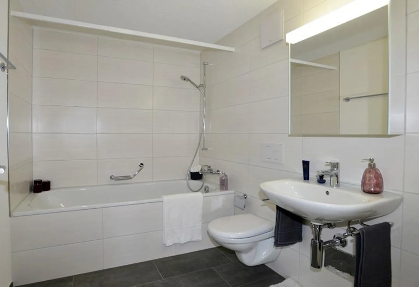 Modern apartment in Niederwangen - Rent without deposit - Photo 2 of 4