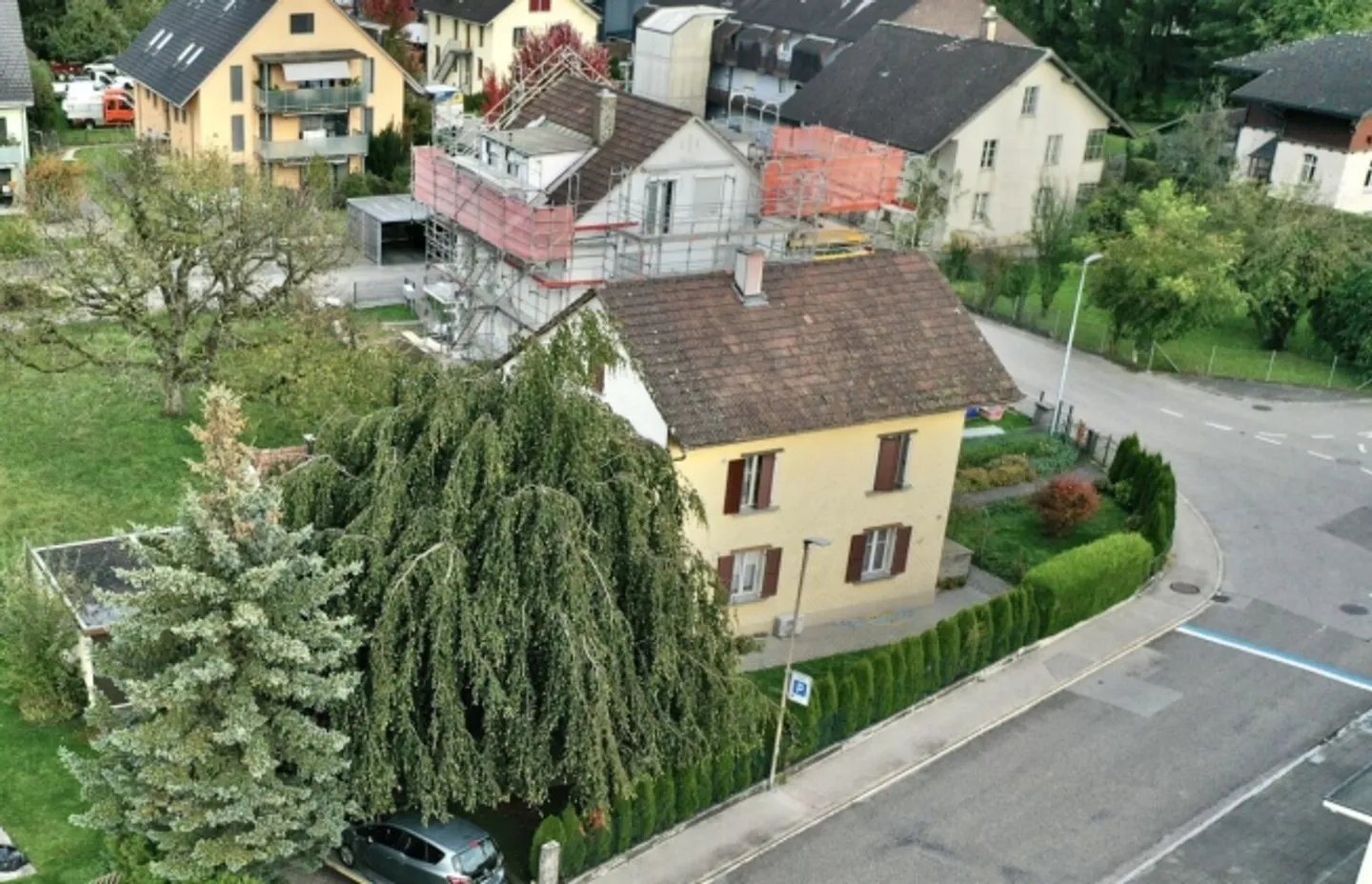EINFAMILIENHAUS IN RUHIGER LAGE MIT AUSBAUPOTENZIAL - Foto 1 von 4
