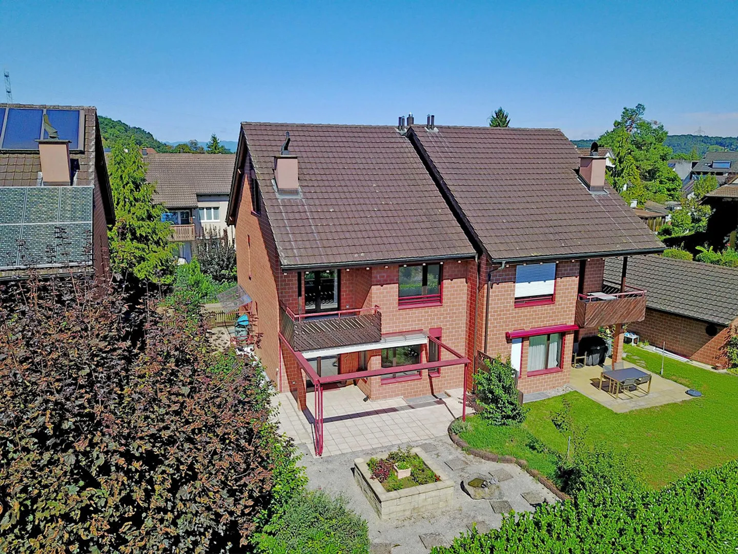 Spaziosa casa familiare bifamiliare a Reinach – Vivere con tanto spazio e luce - Foto 1 di 13