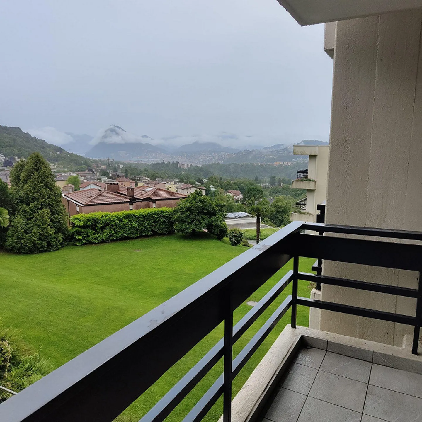Beautiful 2.5-room apartment with mountain view in Cadro - Photo 4 of 10