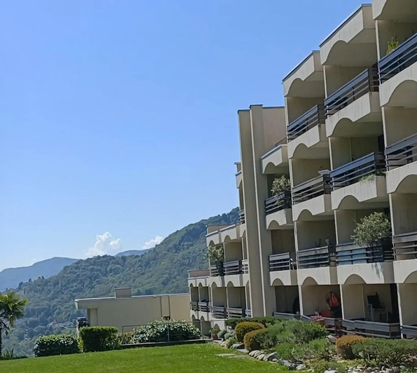 Beautiful 2.5-room apartment with mountain view in Cadro - Photo 3 of 10