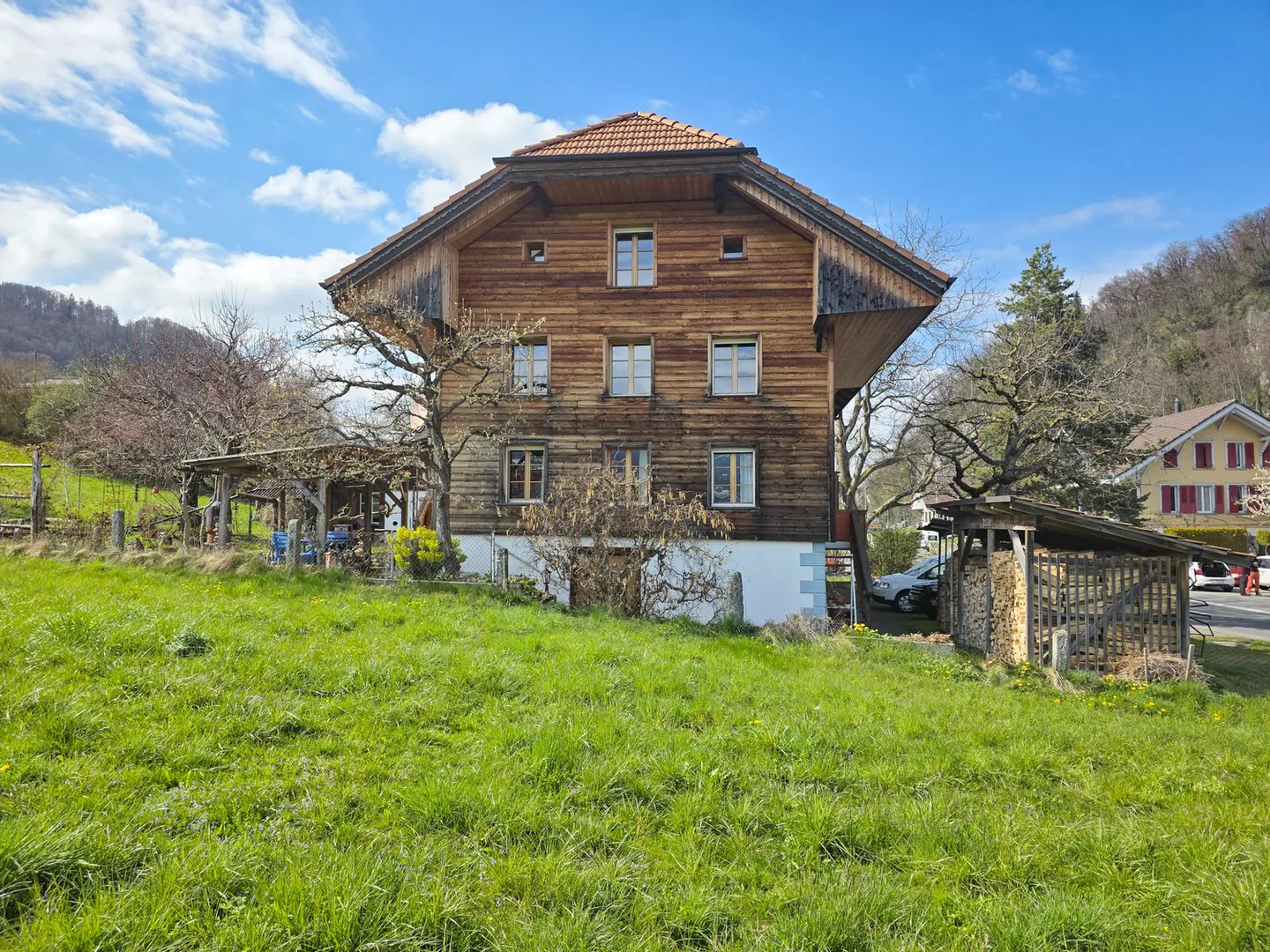 Maison bifamiliale avec grand espace extérieur - Photo 1 sur 53