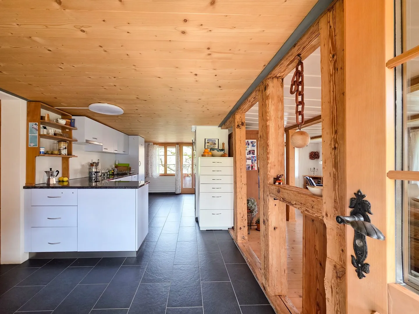 Maison bifamiliale avec grand espace extérieur - Photo 4 sur 53