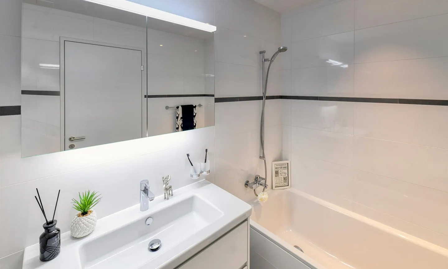 Living in a beautiful neighborhood - First rental - Photo 5 of 6