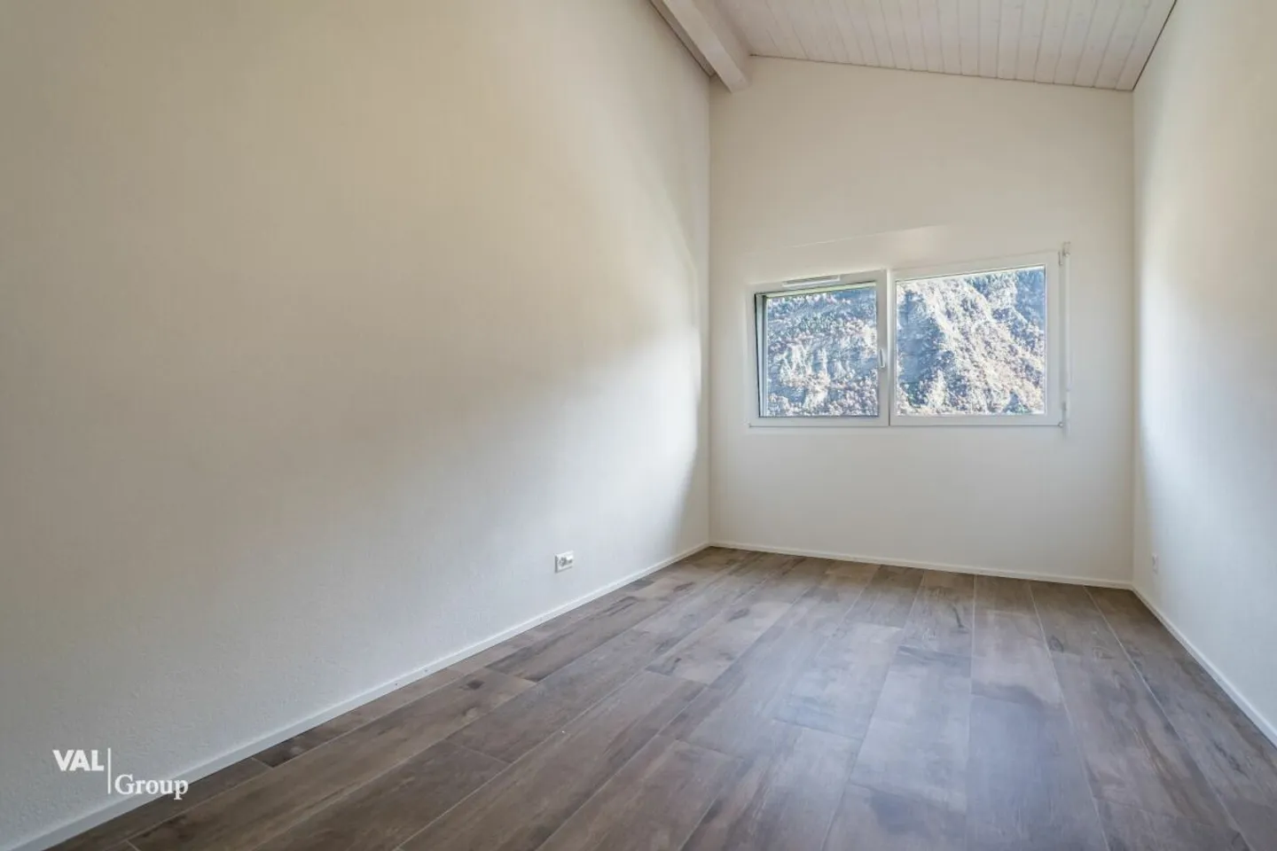 Prächtiges 4.5-Zimmer-Dachgeschoss mit Balkon und viel Licht - Foto 5 di 13