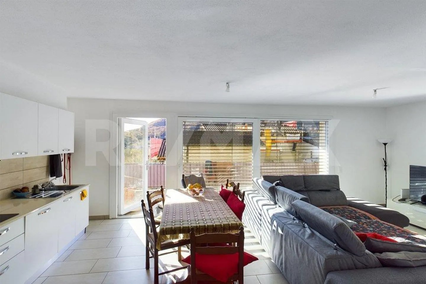 NEGGIO (PRÈS DE VERNATE) : Appartement de jardin lumineux et moderne avec une belle vue - Photo 4 sur 9