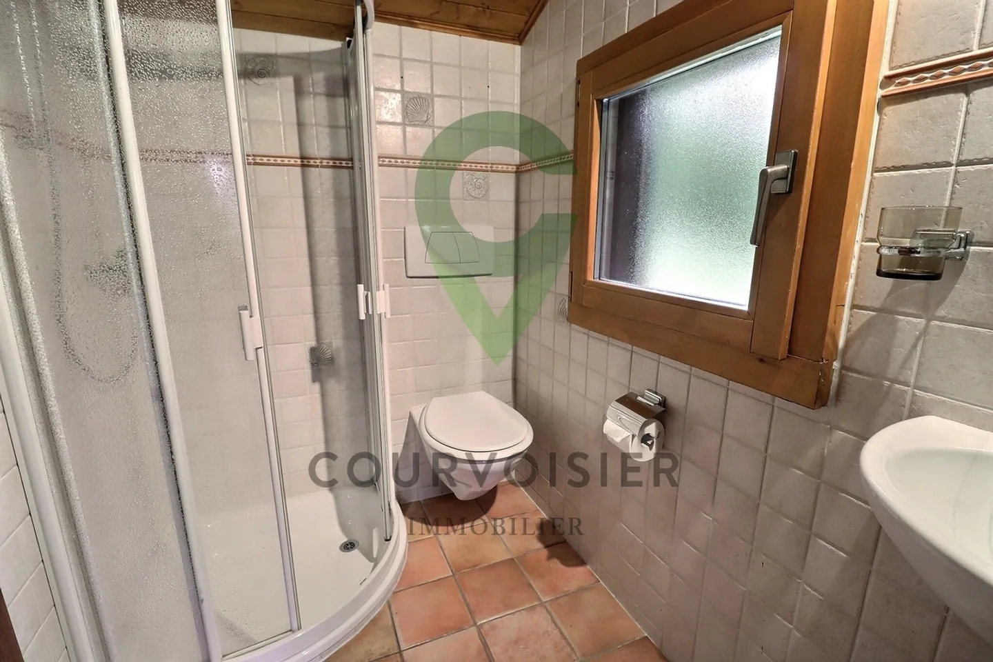 Chalet with charm and potential for renovation - Photo 5 of 8