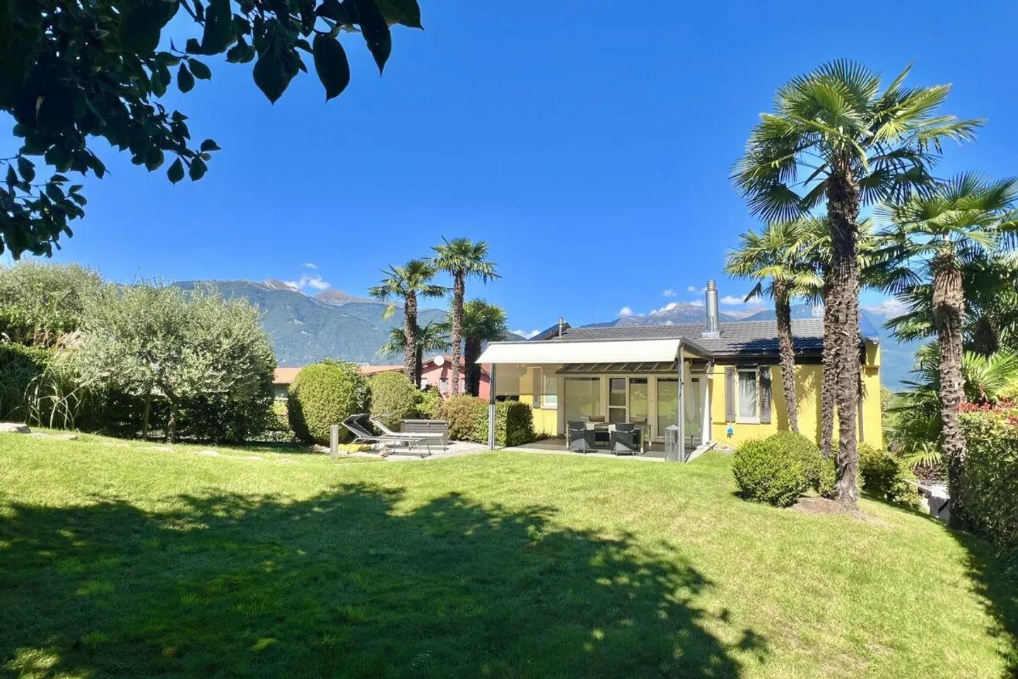 TOP VILLA with guest house, partial lake view, beautiful garden and possibility for a pool - Photo 3 of 30