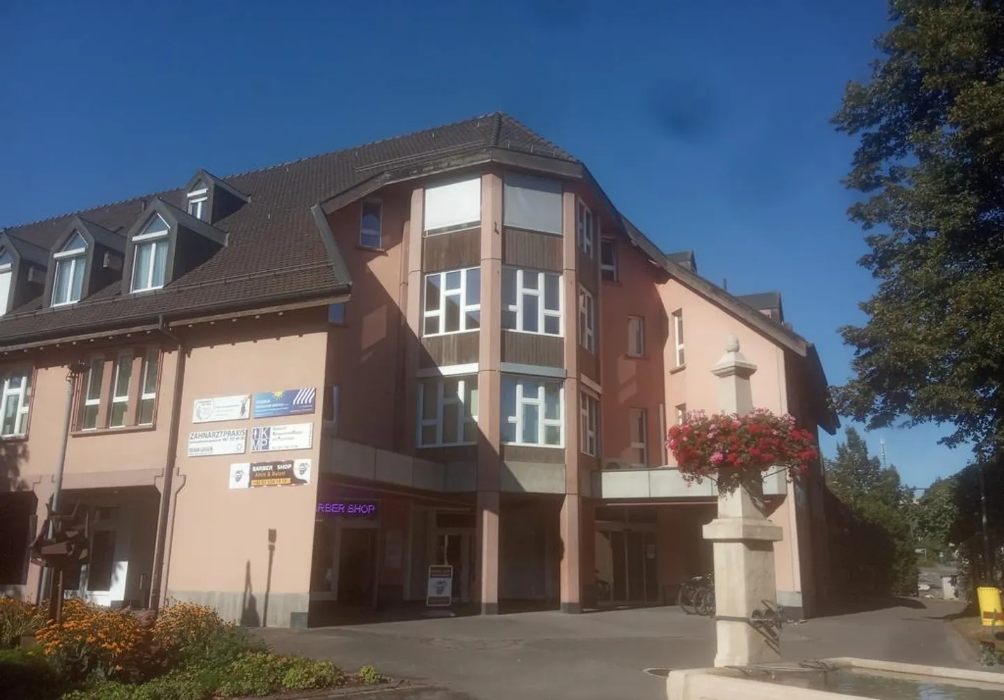 Espaces commerciaux et de bureau au cœur de Therwil - Photo 1 sur 2