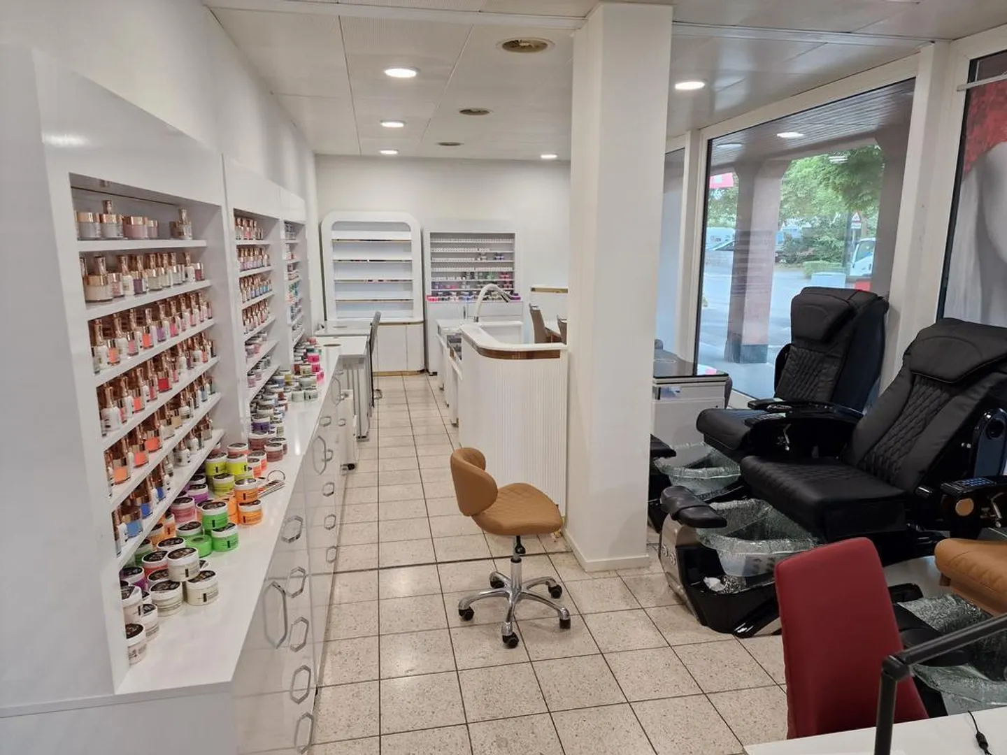 Espaces commerciaux et de bureau au cœur de Therwil - Photo 2 sur 2