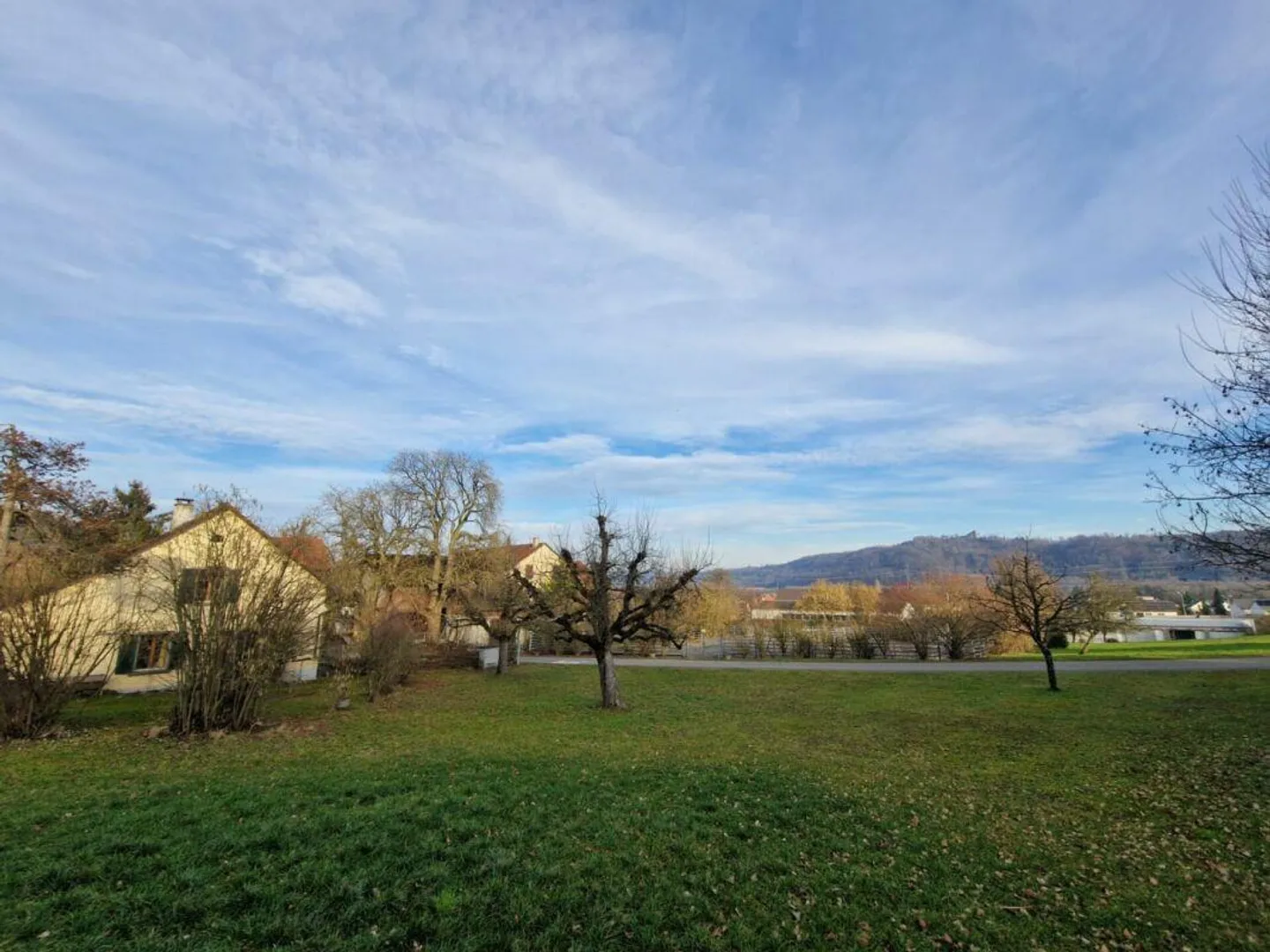 Terreno edificabile, pianeggiante di 1'528 m2 con una casa colonica ben abitabile in una bella zona residenziale adiacente al centro del villaggio - Foto 1 di 10