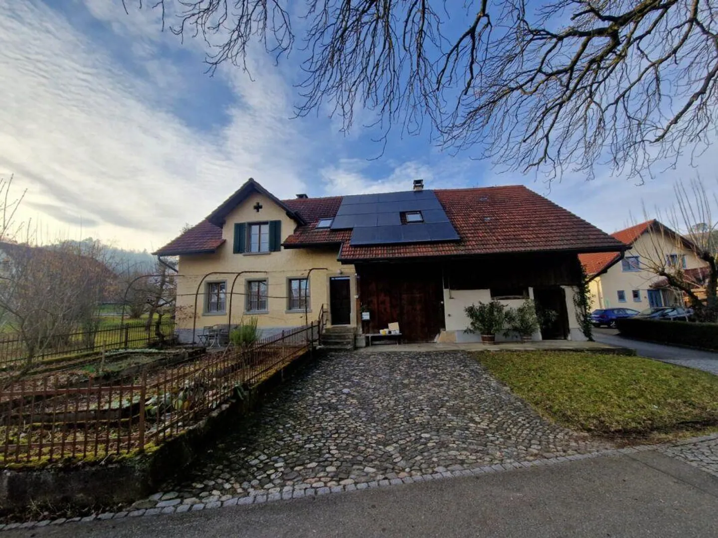Terreno edificabile, pianeggiante di 1'528 m2 con una casa colonica ben abitabile in una bella zona residenziale adiacente al centro del villaggio - Foto 2 di 10
