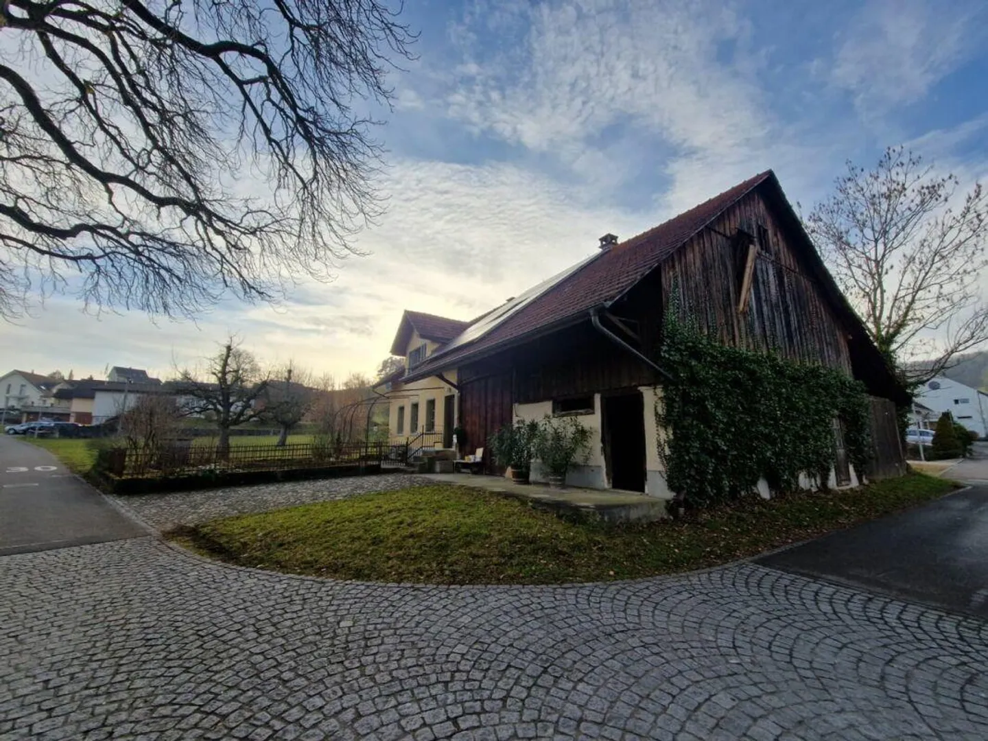 Terreno edificabile, pianeggiante di 1'528 m2 con una casa colonica ben abitabile in una bella zona residenziale adiacente al centro del villaggio - Foto 3 di 10