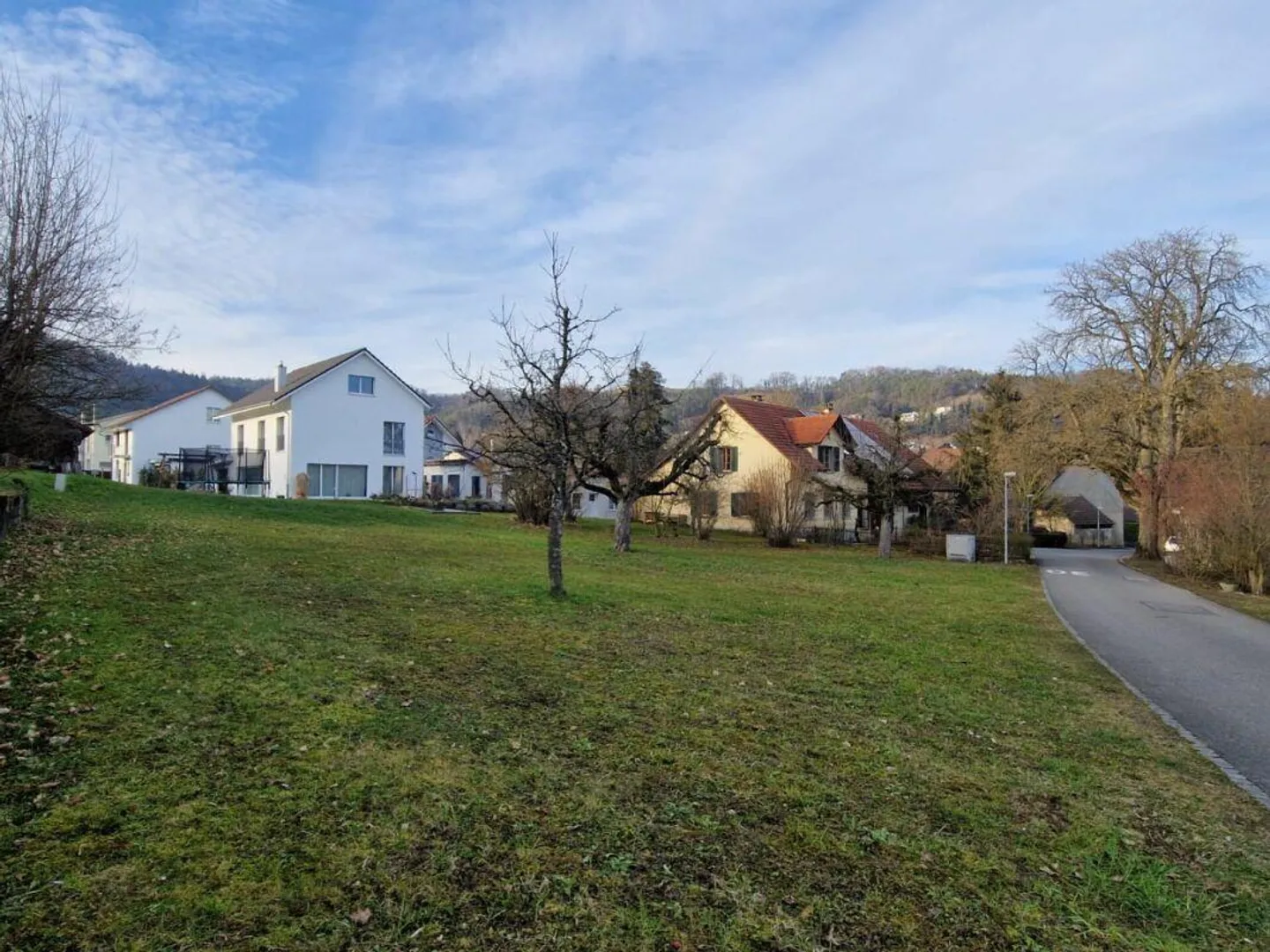 Terreno edificabile, pianeggiante di 1'528 m2 con una casa colonica ben abitabile in una bella zona residenziale adiacente al centro del villaggio - Foto 4 di 10