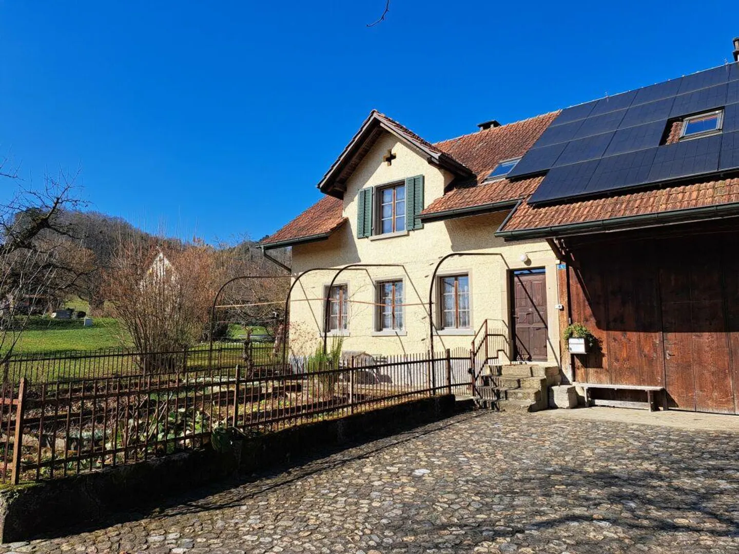 Terreno edificabile, pianeggiante di 1'528 m2 con una casa colonica ben abitabile in una bella zona residenziale adiacente al centro del villaggio - Foto 5 di 10