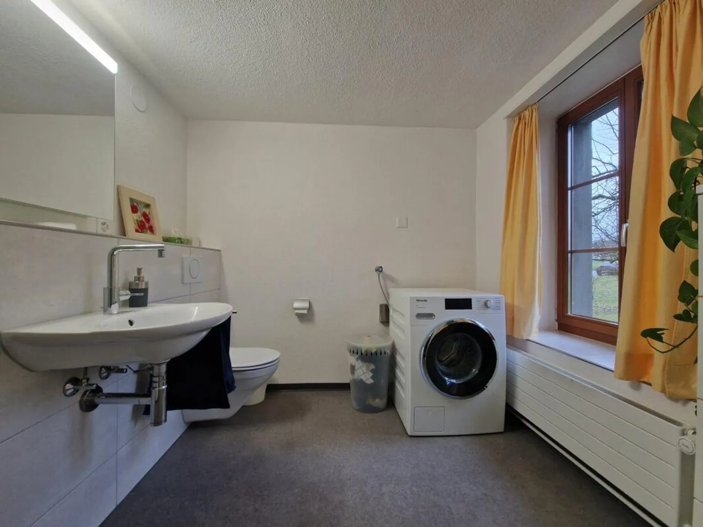 Terreno edificabile, pianeggiante di 1'528 m2 con una casa colonica ben abitabile in una bella zona residenziale adiacente al centro del villaggio - Foto 10 di 10
