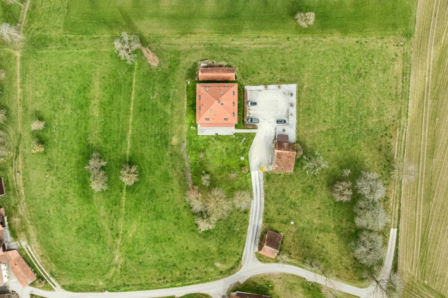 Magnifico Palazzo con 2 Appartamenti e Camere per Ospiti - Foto 12 di 12