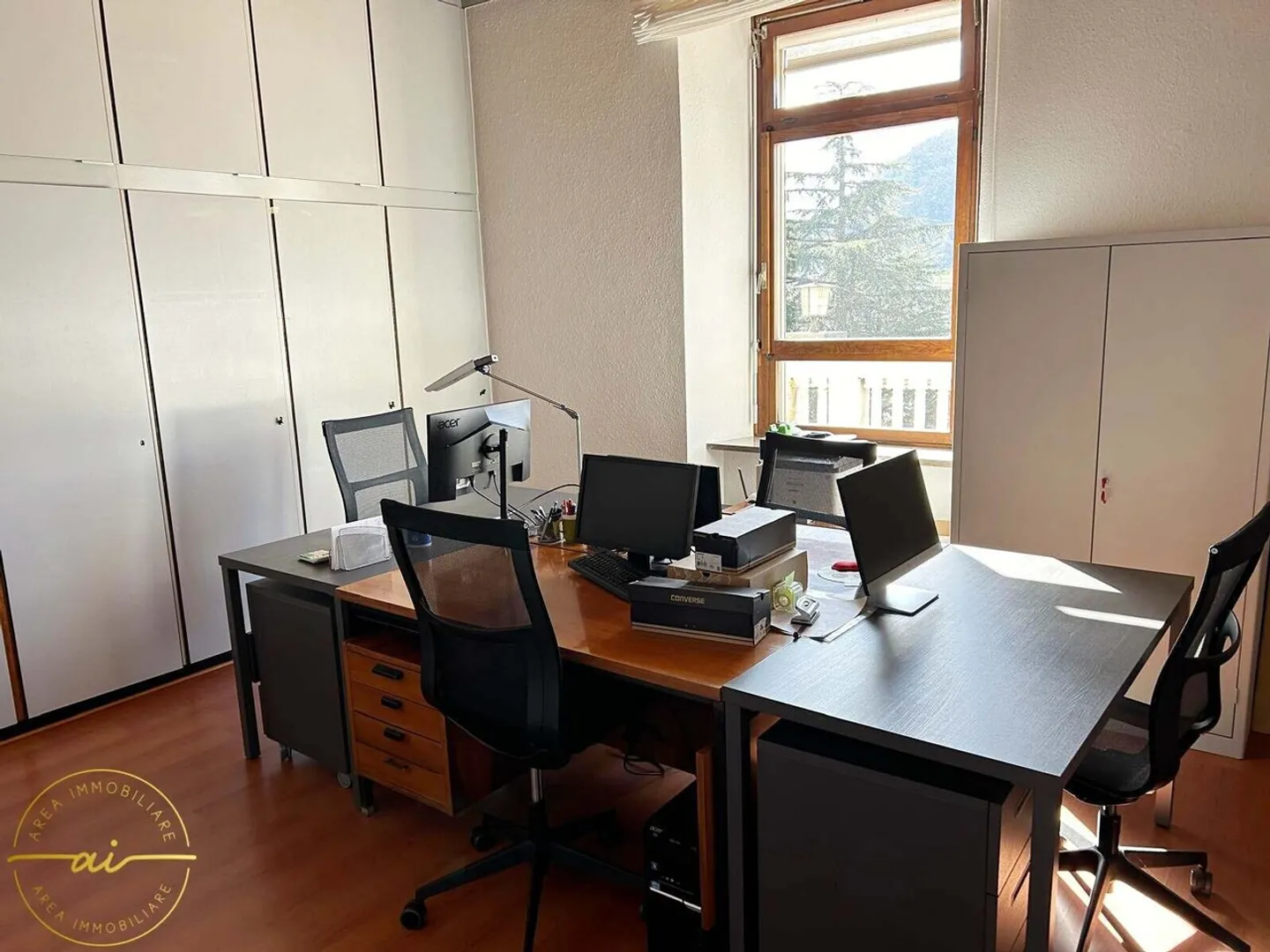 BUREAUX ÉLÉGANTS MEUBLÉS AVEC PARKINGS INCLUS À MENDRISIO - Photo 1 sur 5