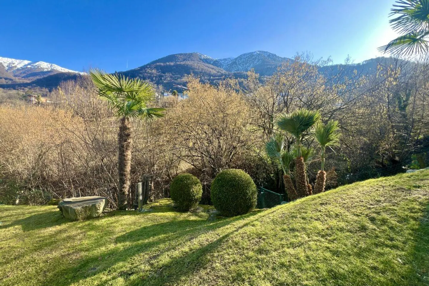 TOP VILLA with guest house, partial lake view, beautiful garden and possibility for a pool - Photo 25 of 30