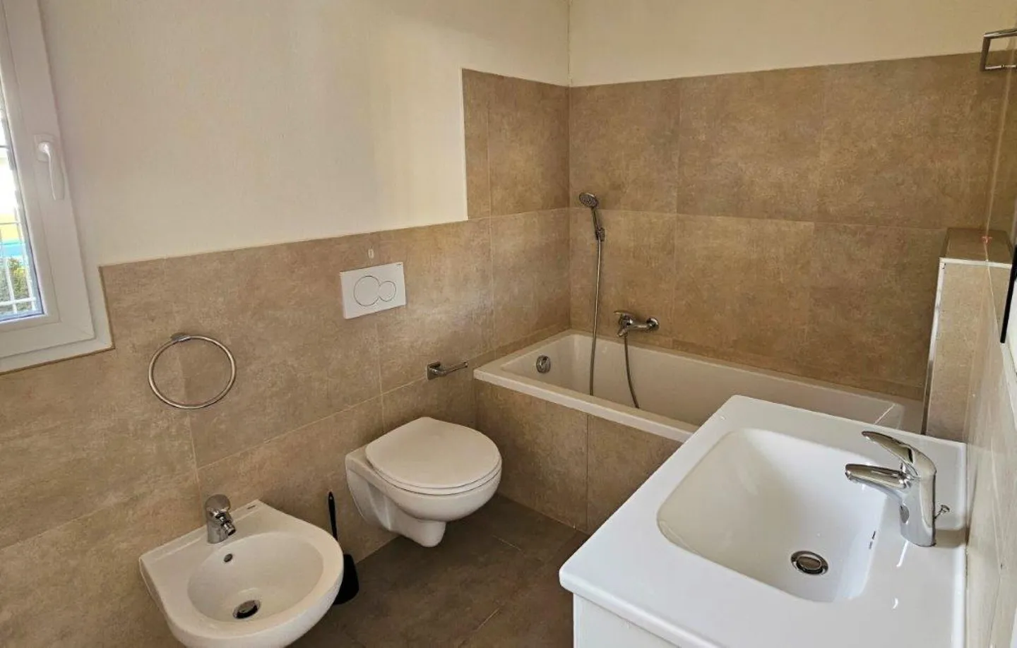 THREE 2.5-ROOM APARTMENTS - Photo 11 of 14