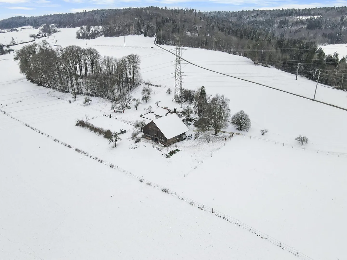 Charmante maison de ferme à deux familles avec écuries et terres de pâturage - Photo 1 sur 28