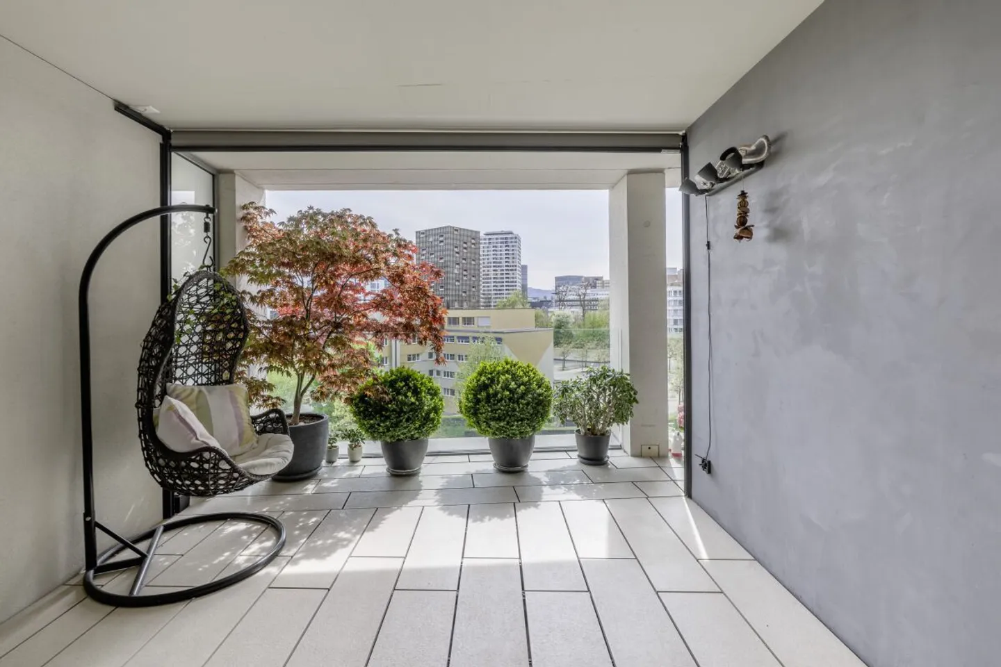 Stylish apartment with stunning views - Photo 2 of 11