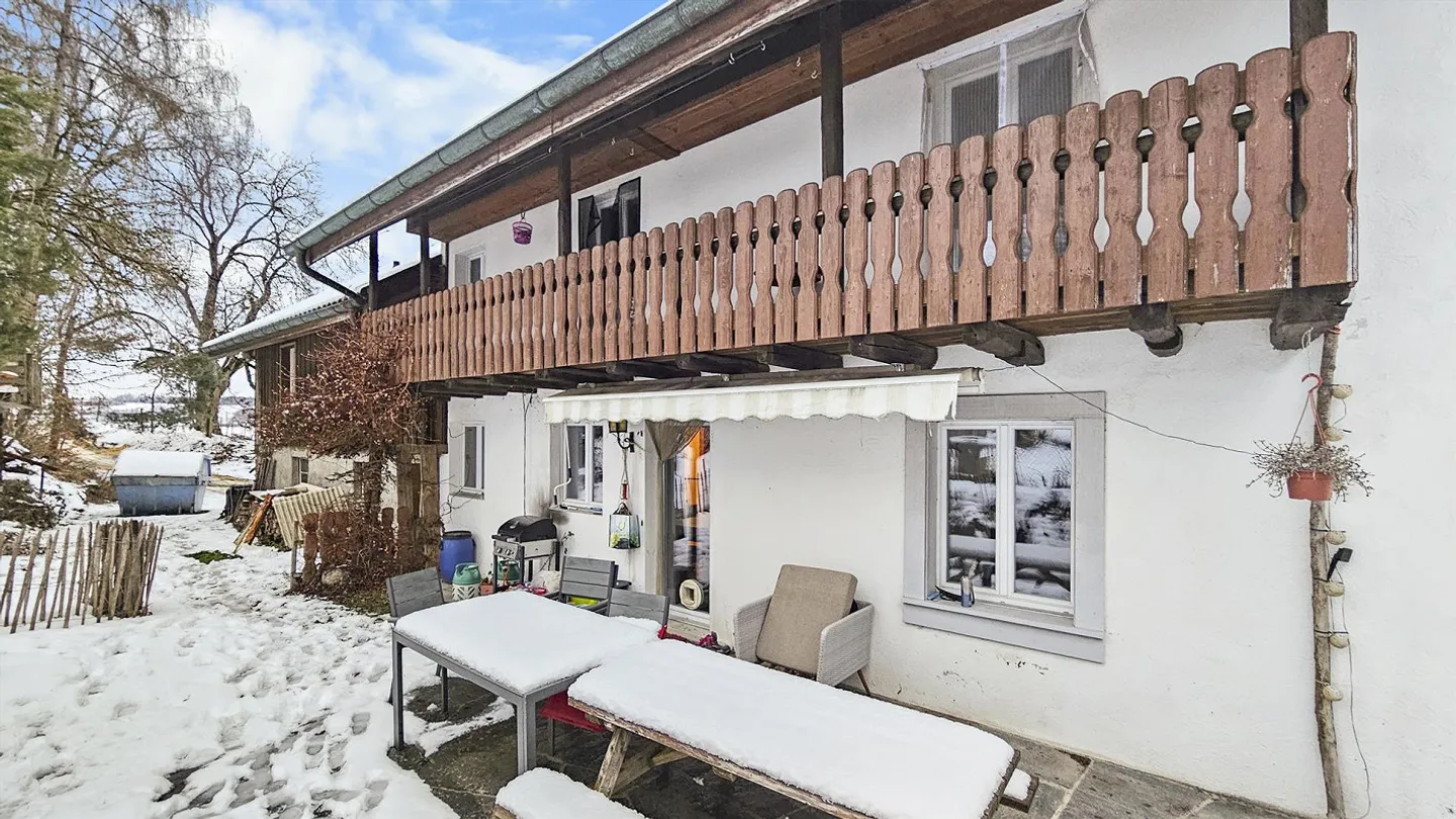 Charmante maison de ferme à deux familles avec écuries et terres de pâturage - Photo 3 sur 28